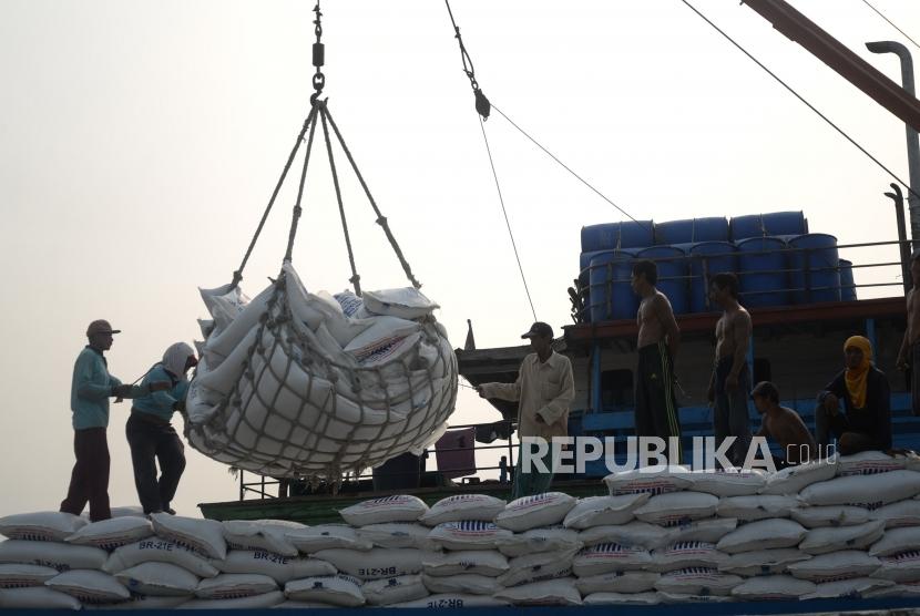 [ilustrasi] Pekerja memindahkan pakan ternak ayam ke atas kapal di Pelabuhan Sunda Kelapa, Jakarta, Rabu (25/7).