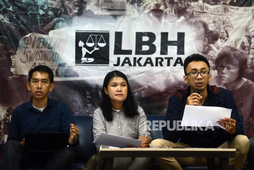 Peneliti Kode Inisiatif Ihsan Maulana bersama Anggota Yayasan Lembaga Hukum Indonesia (YLBHI) Era Purnama Sari dan Direktur Lembaga Bantuan Hukum (LBH) Arif Maulana (dari kiri) memberikan paparan saat rilis seleksi Mahkamah Konstitusi (MK) di Kantor LBH Jakarta, Selasa (5/2).