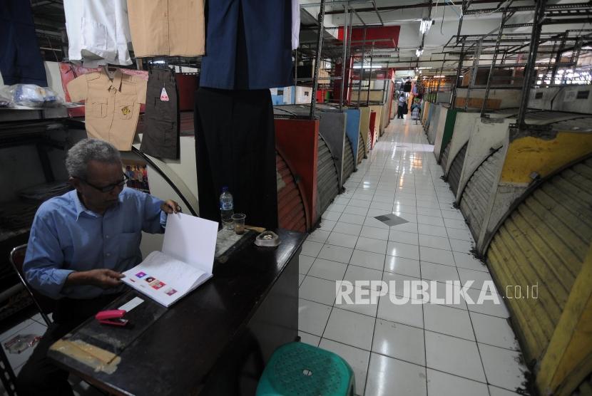 Pedagang beraktivitas disamping kios-kios yang tutup di Blok G Pasar Tanah Abang, Jakarta Pusat. Pemprov DKI Jakarta berencana merelokasi para pedagang di Blok G ini.