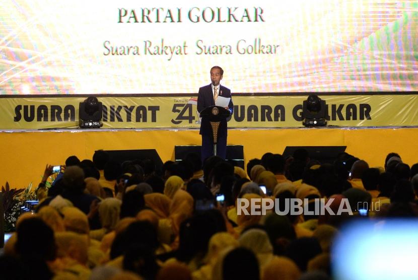 Perayaan HUT Golkar. Presiden Joko Widodo menyapaikan sambutan saat Perayaan HUT Golkar ke-54 di JiExpo, Jakarta, Ahad (21/10).