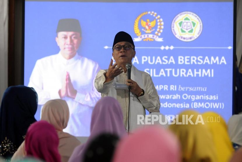 Ketua MPR Zulkifli Hasan memberikan sambutan pada acara buka bersama Badan Musyawarah Organisasi Islam Wanita Indonesia (BMOIWI) di Jakarta, Selasa (29/5).