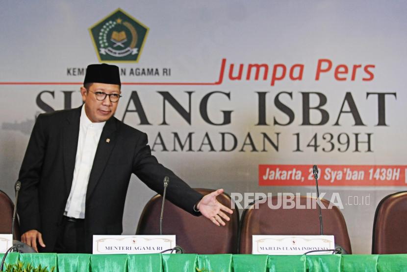 Menteri Agama Lukman Hakim Saifuddin saat akan memberikan paparan hasil sidang Isbat di Kantor Kementerian Agama, Jakarta, Selasa (15/5).
