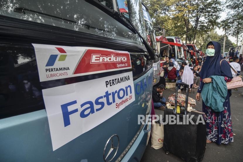 Mudik Gratis Pertamina.Pemudik mengantre untuk menaiki bus di Taman Mini Indonesia Indah (TMII), Jakarta Timur, Rabu (29/5).