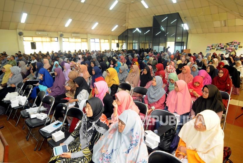Ilustrasi kegiatan akademik di Universitas Ibnu Khaldun Bogor.