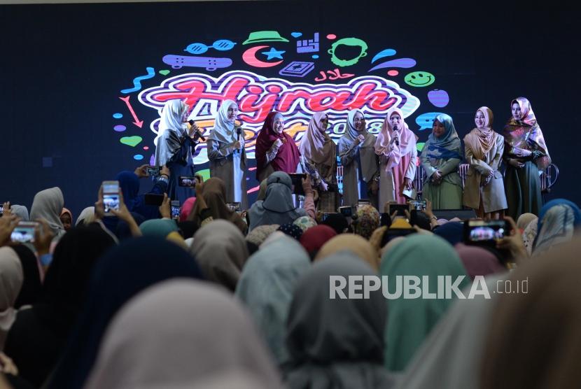 Artis yang tergabung dari Hijab Squad memperkenalkan diri dalam acara Hijrah fest 2018 di JCC, Jakarta, Jumat (9/11).