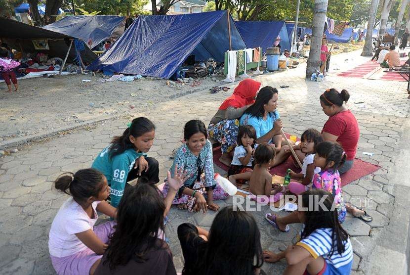 Sejumlah pengungsi beraktivitas di Posko pengungsian Lapangan Masjid Agung Darussalam , Palu, Sulawesi Tengah, Jumat (5/10).