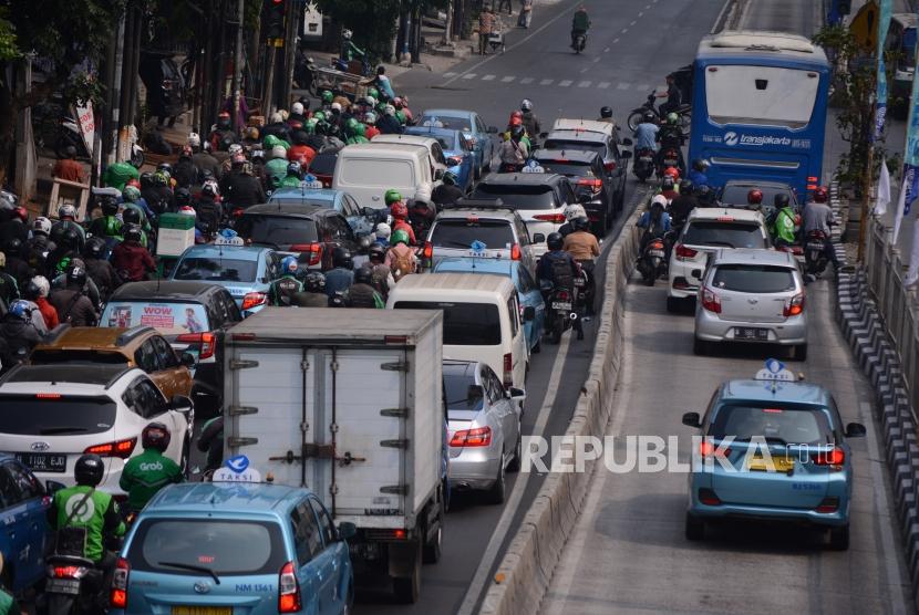 Pengendara menerobos jalur bus Transjakarta di kawasan Mampang, Jakarta, Rabu (18/9/2019).