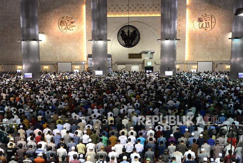 Jumat Pertama Ramadhan. Jamaah Shalat Jumat memadati Masjid Istiqlal, Jakarta, Jumat (18/5).