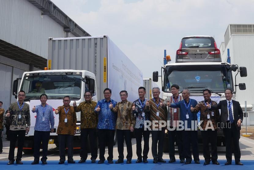 Menteri Perindustrian RI Airlangga Hartarto (kelima kiri), bersama petinggi Suzuki Indonesia berfoto bersama saat seremoni ekspor perdana All New Ertiga dan NEX II di pabrik PT Suzuki Indomobil Motor (SIM), Cikarang, Senin (22/10).