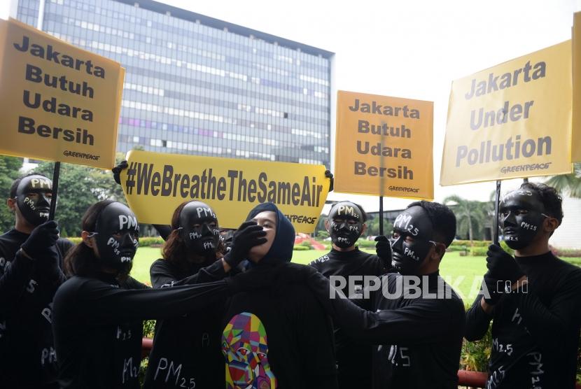 Polusi Udara Jakarta.Aktivis greenpeace melakukan aksi teatrikal terkait kualitas udara Jakarta di Kementerian Lingkungan Hidup dan Kehutanan, Jakarta, Selasa (5/3/2019).