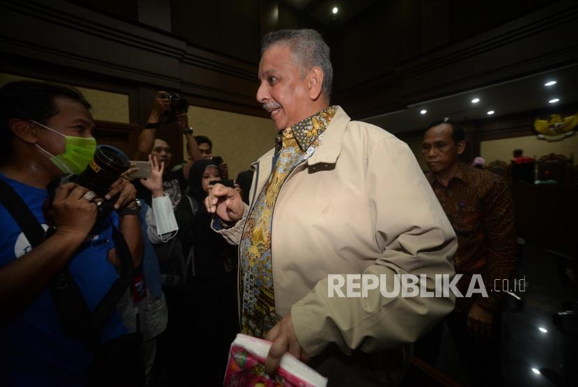 Direktur Utama PLN, Sofyan Basir berjalan saat jeda sidang  di pengadilan Tindak Pidana Korupsi,Jakarta, Selasa (11/12).