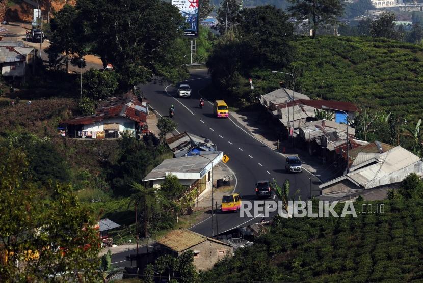 Kendaraan melintas di jalur Puncak, Bogor, Jawa Barat, Jumat (9/6).