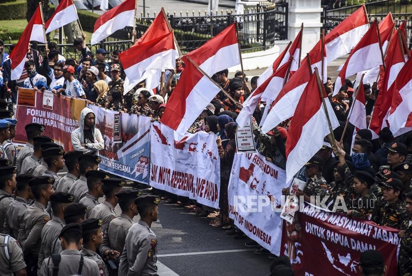 Massa yang tergabung dalam Forum Masyarakat Jabar dan Papua Untuk NKRI (FORMAS JAPRI) melakukan aksi solidaritas di Jalan Diponegoro, Kota Bandung, Senin (2/9).