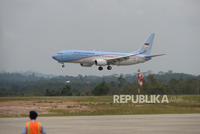 Mendarat Pertama Kali. Pesawat Kepresidenan Republik Indonesia mendarat pertama kali di Bandara APT Pranoto, Samarinda, Kalimantan Timur, Kamis (25/10).