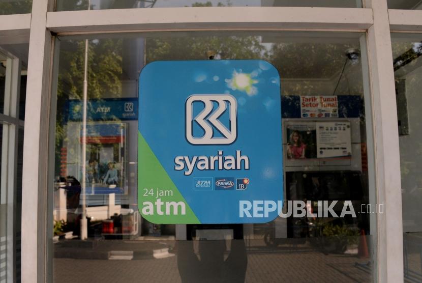 Nasabah melakukan transaksi melalui ATM BRI Syariah di Jakarta, Ahad (30/12).