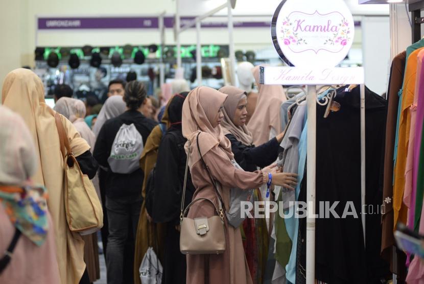 Pengunjung memilih busana muslim pada acara Hijrah Fest Ramadhan di JCC Senayan, Jakarta, Ahad (26/5).