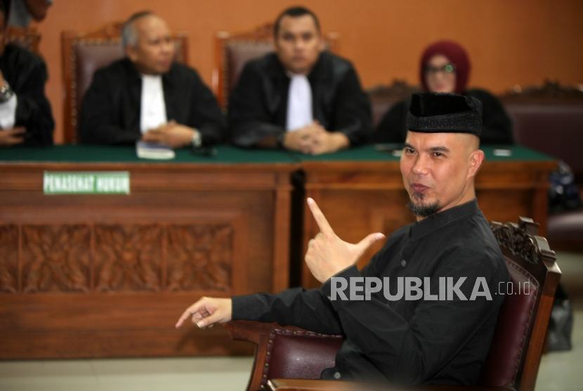 Musisi Ahmad Dhani berpose saat menjalani sidang perdana kasus ujaran kebencian di Pengadilan Negeri Jakarta Selatan, Senin (16/4).