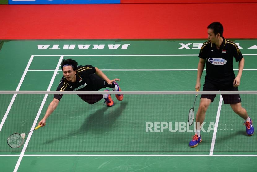 Pasangan ganda putra Indonesia Mohammad Ahsan-Hendra Setiawan mengembalikan kok kearah pasangan ganda putra Cina Han Chengkai-Zhou Haodong dalam babak semifinal Daihatsu Indonesia Master 2019 di Istora Senayan, Jakarta, Sabtu (26/1).