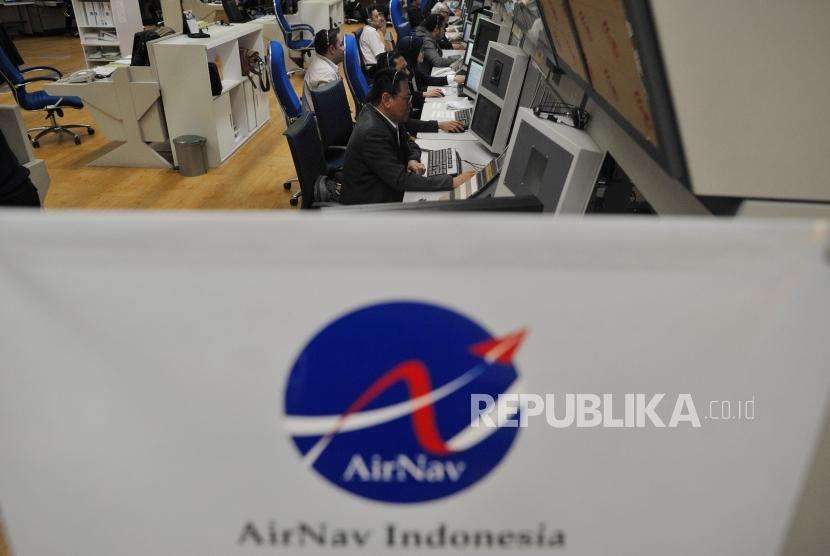 Pemandu lalu lintas udara AirNav Indonesia memantau pergerakan lalu lintas udara pesawat melalui layar radar di area control center menara kontrol (Air Traffic Controller/ATC) Bandara Internasional Soekarno-Hatta, Tangerang, Banten, Senin (6/8).