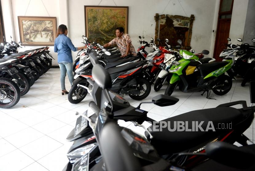Penjualan Motor Bekas. Pembeli memilih motor bekas di gerai Mokase Merpati Baru, Yogyakarta, Jumat (24/5/2019).