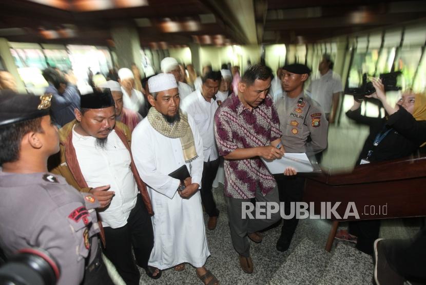 Ustaz Zulkifli Muhammad Ali (tengah) bersiap untuk menjalani pemeriksaan di Direktorat Tindak Pidana Cyber (Dittipid Cyber) Bareskrim Mabes Polri, Jakarta, Kamis (18/1).