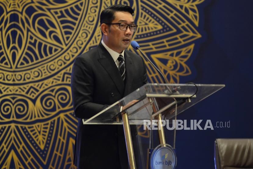 Gubernur Jawa Barat Ridwan menyampaikan sambutan pada Rapat Umum Pemegang Saham Luar Biasa (RUPS LB) Tahunan 2018, di Hotel Aryaduta, Kota Bandung, Selasa (11/12).