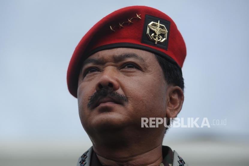 Panglima TNI Marsekal TNI Hadi Tjahjanto memakai baret kopasus usai dilakukan penyematan brevet kopassus di Markas Komando Kopassus, Cijantung Jakarta Timur, Senin (18/12).