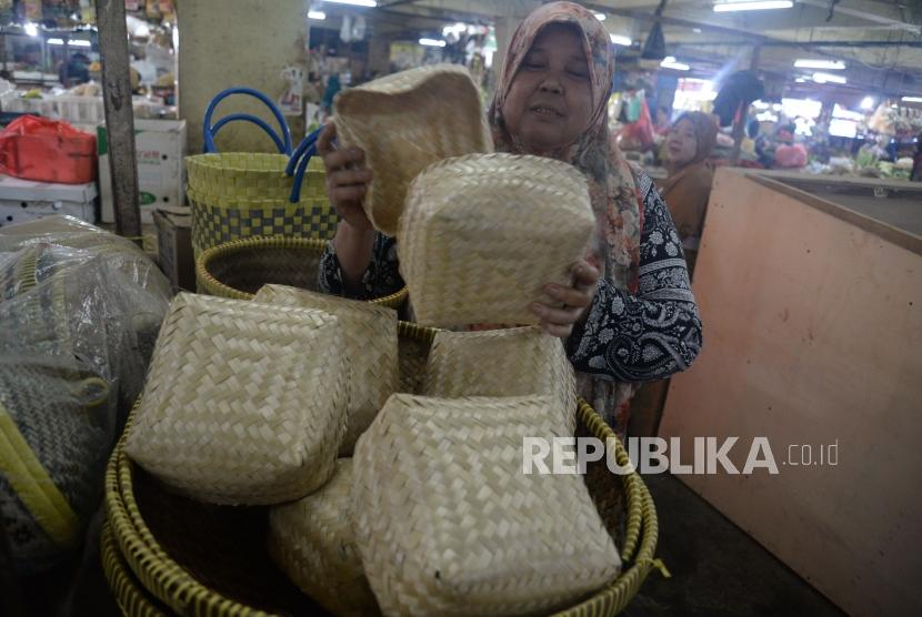 Pedagang menata besek bambu di Pasar Minggu, Jakarta, Jumat (2/8).