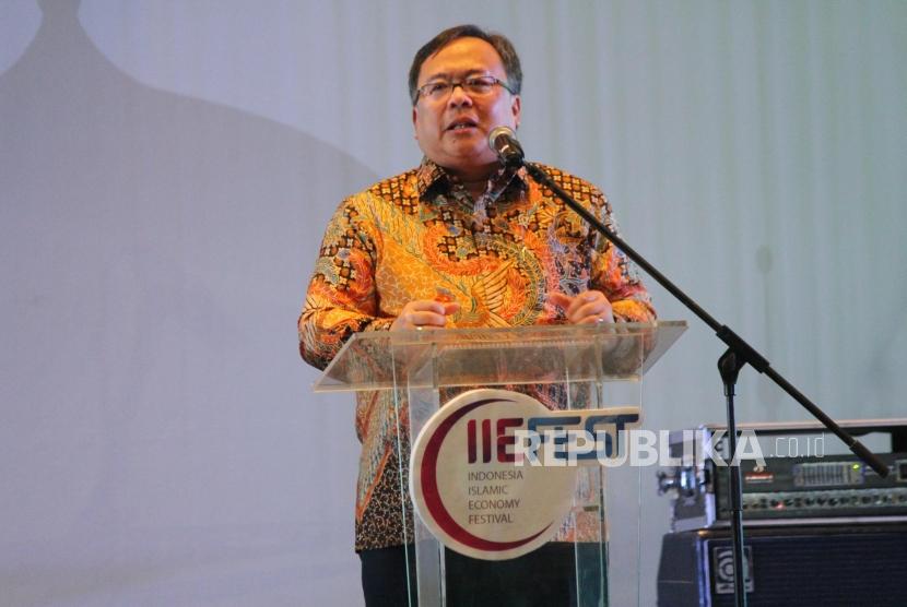 Menteri PPN/Kepala Bappenas Bambang Brodjonegoro menyampaikan sambutan pada acara Indonesia Islamic Economy Festival (IIEFest) 2019 yang digelar Komite Nasional Keuangan Syariah (KNKS), di The Trans Luxury Hotel, Kota Bandung, Jumat (26/4).