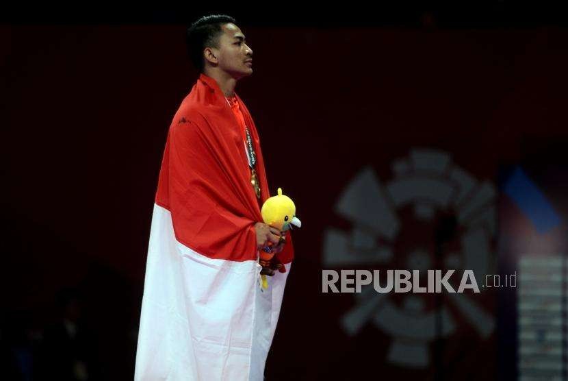 Karateka Indonesia Ahmad Zigi Zaresta Yuda usai pengalungan medali perunggu cabang olahraga karate Asian Games 2018 kategori kata perorangan putra di JCC Plennary Hall, Jakarta, Sabtu (25/8).