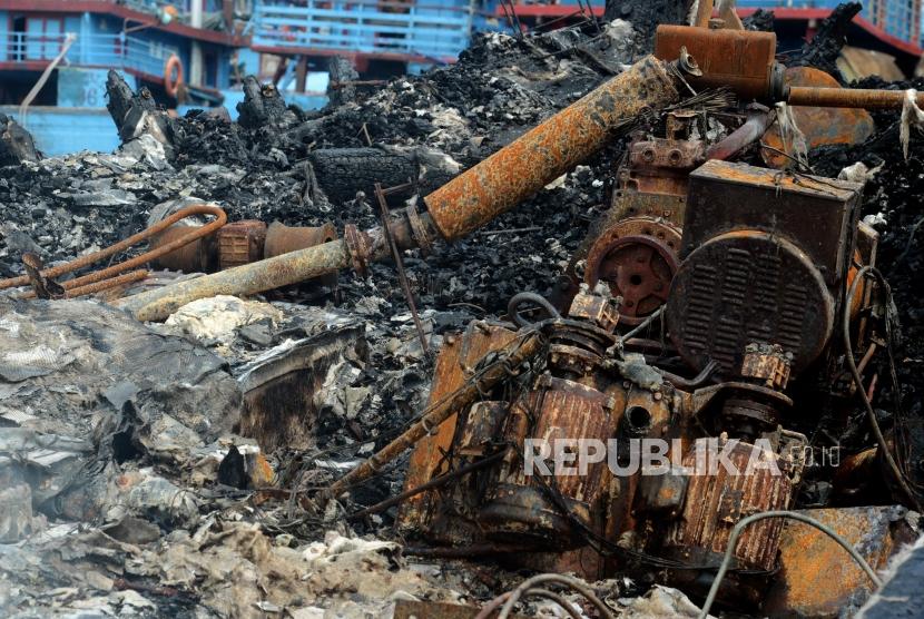 Pasca Kebakaran Kapal Muara Baru. Sejumlah perangkat kapal yang telah habis terbakar di Pelabuhan Muara Baru, Jakarta, Ahad (24/2).