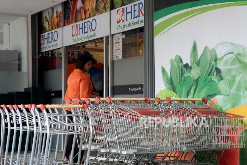 Warga memasuki gerai Hero yang masih buka di kawasan Gondangdia, Jakarta, Selasa (15/1).