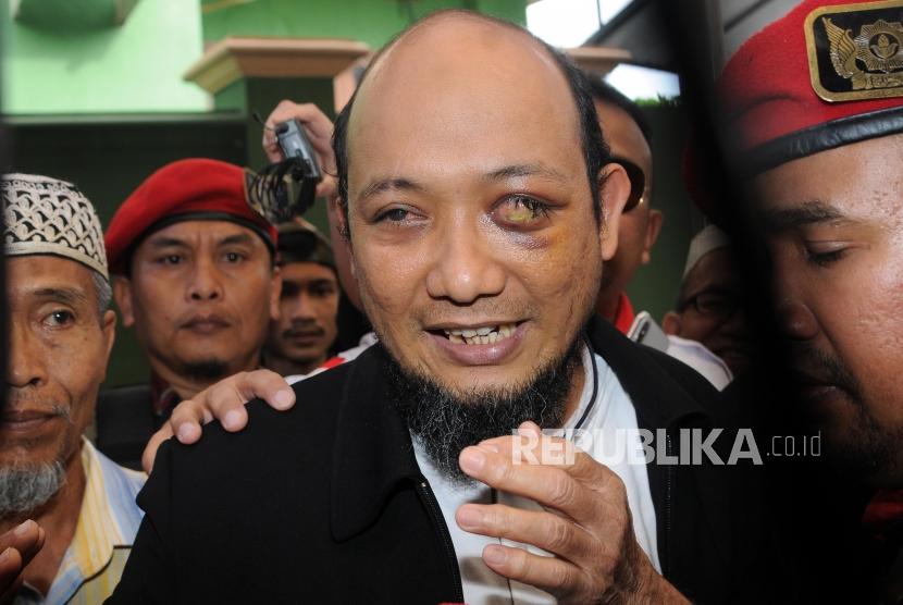 Penyidik Senior Komisi Pemberantasan Korupsi Novel Baswedan tiba di Masjid dekat kediamannya di kawasan Kelapa Gading, Jakarta, Kamis (22/2).
