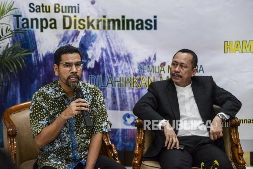 Ketua Tim Tindak Lanjut Hasil Penyelidikan Pelanggaran HAM yang Berat sekaligus Wakil Ketua Komnas HAM Amiruddin (kiri)