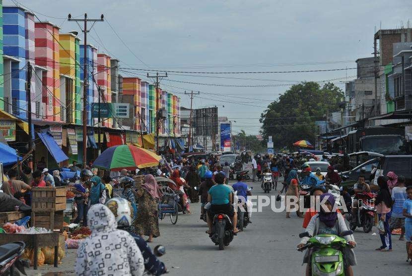 Suasana warga di jalan Kacang Panjang, Manonda, Palu, Sulawesi Tengah, Ahad (7/10).
