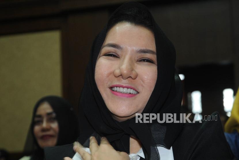 Tersenyum. Rita Widyasari  tersenyum saat dimintai foto oleh wartawan sebelum persidangan di Tipikor, Jakarta, Rabu (21/2).