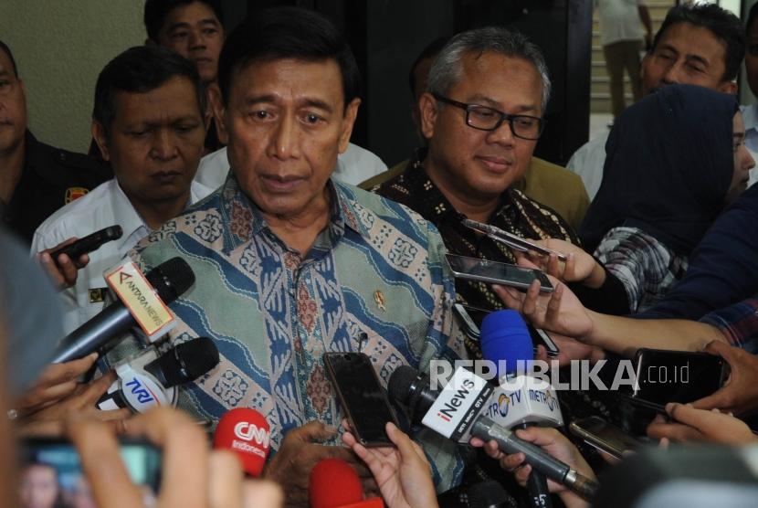 Menteri Koordinator Politik Hukum dan Keamanan Wiranto(kiri) bersama Ketua KPU Arief Budiman (Kanan)  memberikan keterangan kepada media usai melakukan pertemuan di Gedung KPU, Jakarta, Rabu, (6/3).