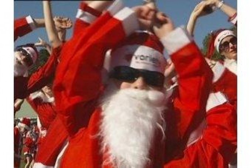 Orang menggunakan kostum Santa Claus di Hobart, Tasmania 