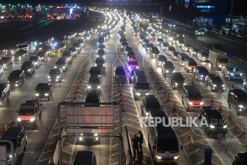Kendaraan memadati pintu gerbang tol Cikarang Utama, Kabupaten Bekasi, Jawa Barat, Sabtu (22/12) malam.