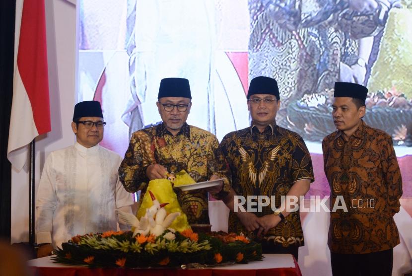 Ketua MPR Zulkifli Hasan memotong tumpeng dalam acara Syukuran HUT Majelis Permusyawaratan Perwakilan ke-74, di Gedung Nusantara IV, Komplek MPR, Jakarta, Kamis (29/8/2019).