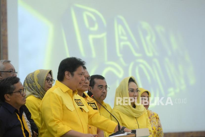 Bahas Persiapan Debat ke-4. Ketua Umum Partai Golkar Airlangga Hartarto menyampaikan keterangan pers sebelum diskusi di kantor DPP Partai Golkar, Jakarta, Rabu (27/3/2019).