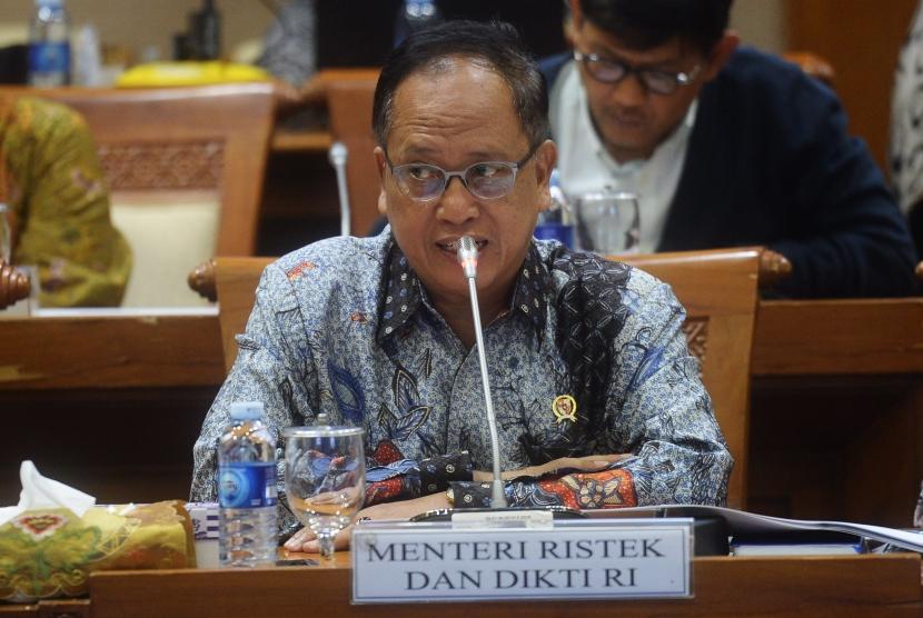 Menristekdikti Mohamad Nasir menyampaikan pandangannya dalam rapat kerja dengan Komisi VII DPR di Kompleks Parlemen, Senayan, Jakarta, Selasa (30/1).