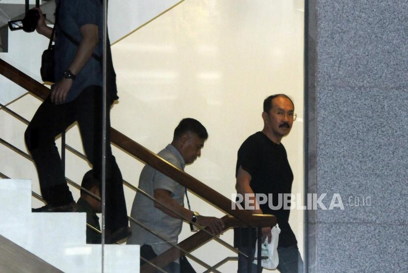 Pengacara Fredrich Yunadi berjalan menaiki tangga usai dijemput paksa oleh tim penyidik KPK di Gedung KPK, Jakarta, Sabtu (13/1).