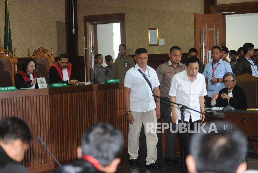 Terdakwa kasus dugaan korupsi KTP elektronik Setya Novanto memasuki ruangan pada sidang perdana  di gedung Pengadilan Tipikor Jakarta, Rabu (13/12).