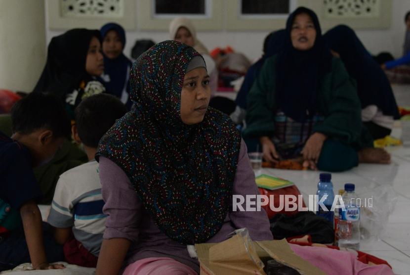 Sejumlah warga yang terkena dampak bencana Tsunami berada dipengungsian masjid Jami Al-Rodo, Panimbang, Banten, Ahad (23/12).