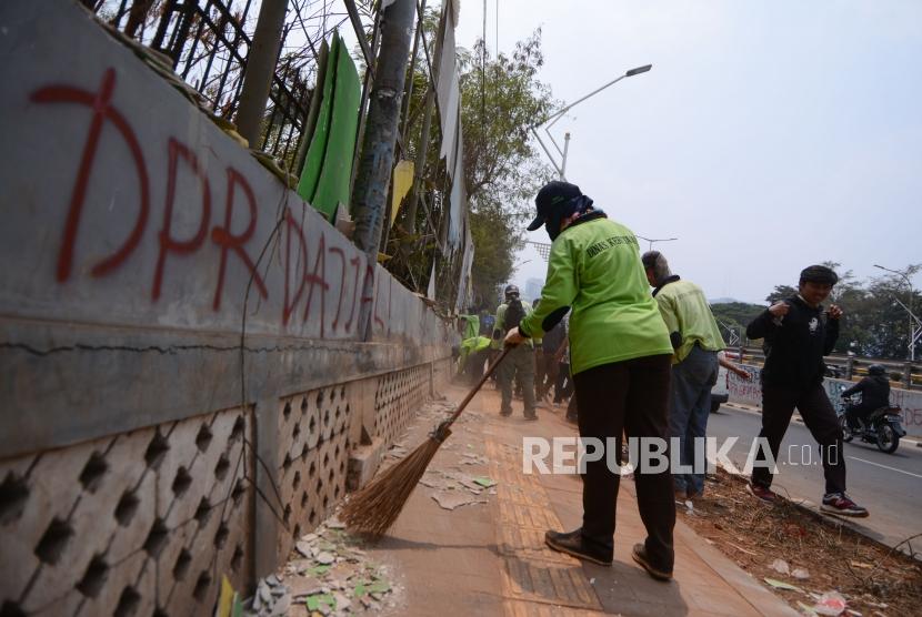 Petugas membersihkan puing-puing pasca aksi 24 september 2019 di Gedung DPR/MPR, Senayan, Jakarta, Rabu (25/9).(ilustrasi)