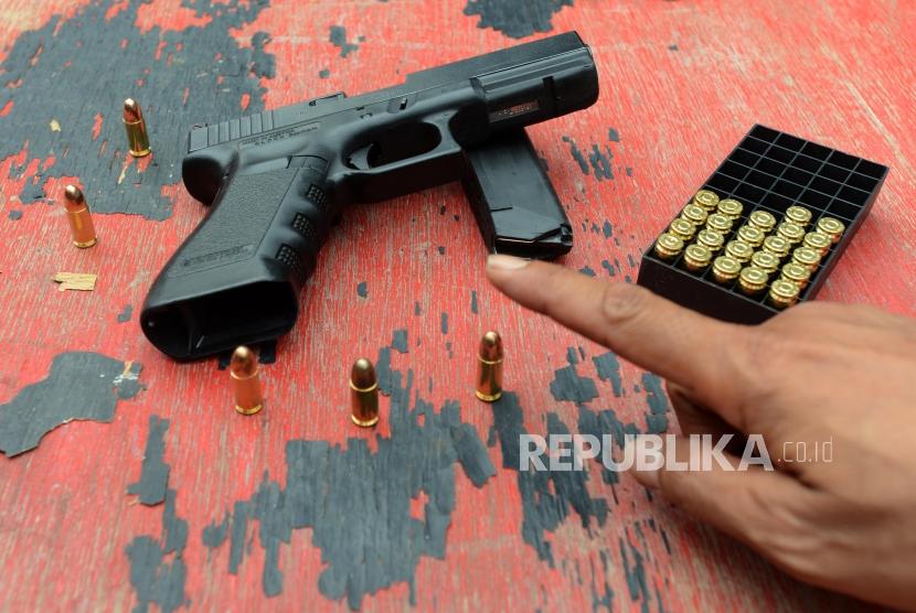 Petugas memperlihatkan senjata api beserta peluru yang akan digunakan pada uji balistik senjata api Glock 17 di lapangan tembak Mako Brimob, Kelapa Dua, Depok, Jawa Barat, Selasa (23/10).