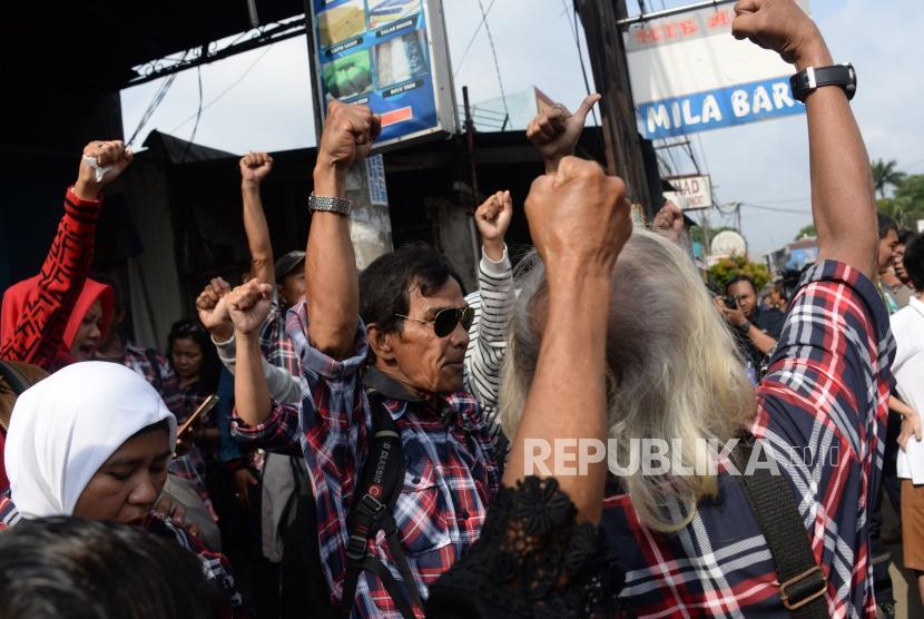 Sejumlah pendukung mantan Gubernur DKI Jakarta Basuki Tjahaja Purnama atau Ahok mendatangi Mako Brimob Kelapa Dua, Depok, Kamis (24/1).