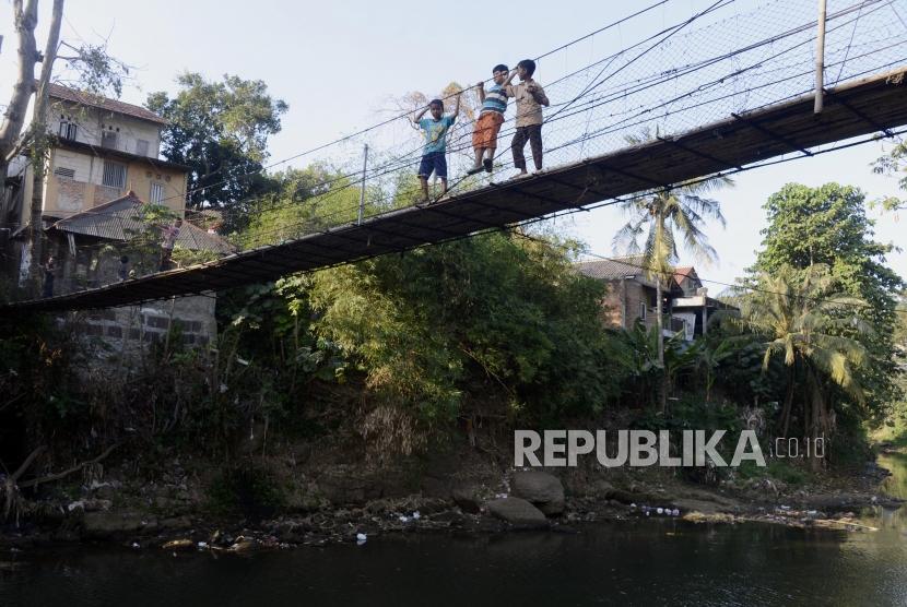 Pemprov Jabar terus membangun jembatan gantung (jantung) di sejumlah desa di Jawa Barat. Foto anak-anak berada di atas jembatan gantung, (ilustrasi).