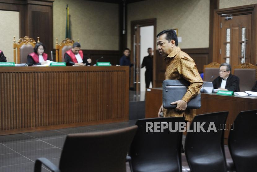 Terdakwa  kasus tindak pidana korupsi KTP Elektronik Setya Novanto membawa tas saat memasuki ruangan persidangan untuk  megikuti sidang lanjutan di Pengadilan Tindak Pidana Korupsi, Jakarta, Kamis (22/1).